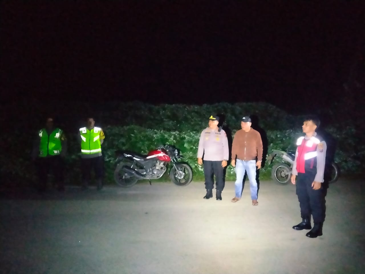 Petugas Polsek Sipispis Polres Tebingtinggi saat melaksanakan patroli skala besar pada malam hari di wilayah hukum setempat. (Azan Purba/Sumut Pos)