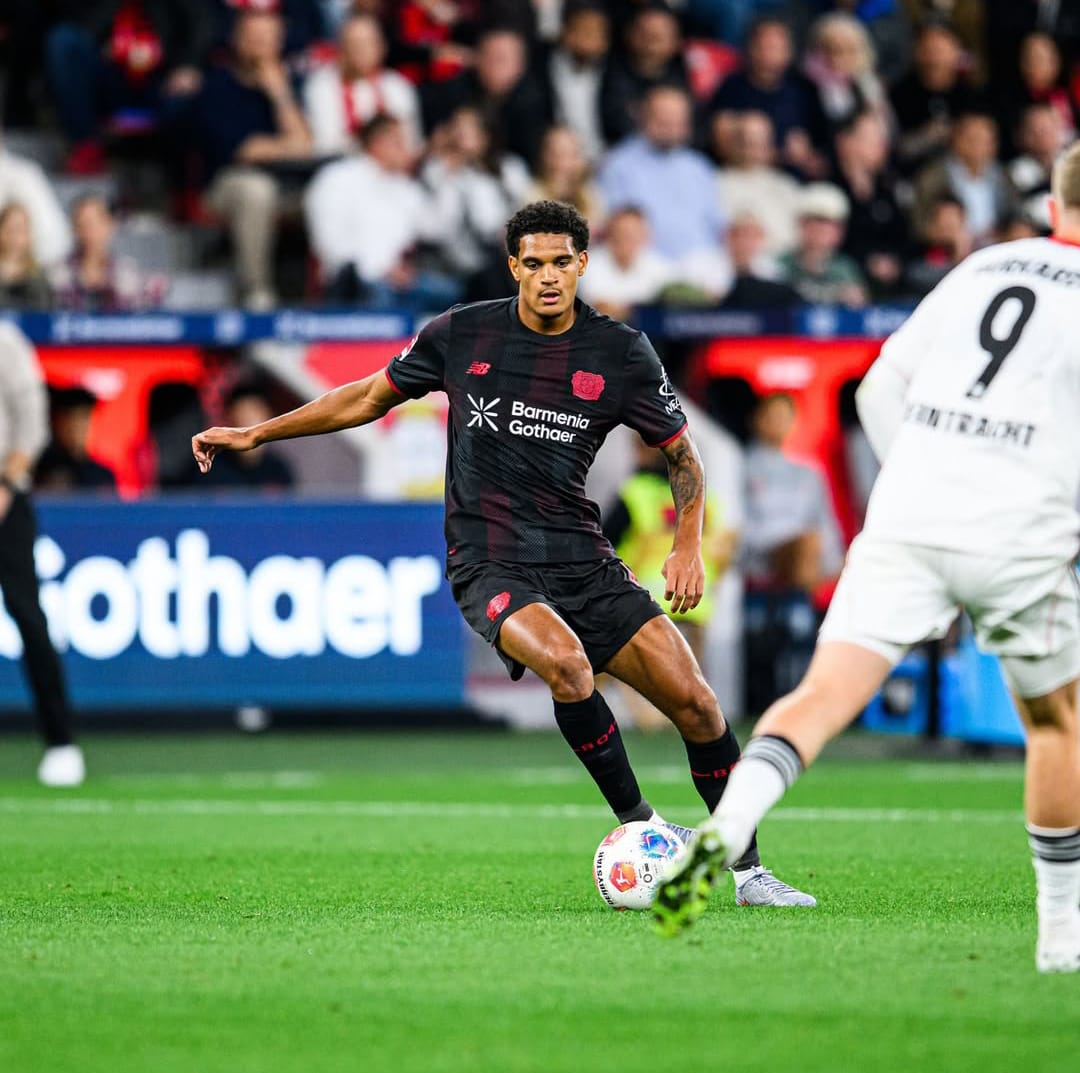 Pemain Bayer Leverkusen, Jareel Quasah mencoba melewati pemain lawan. (instagram)