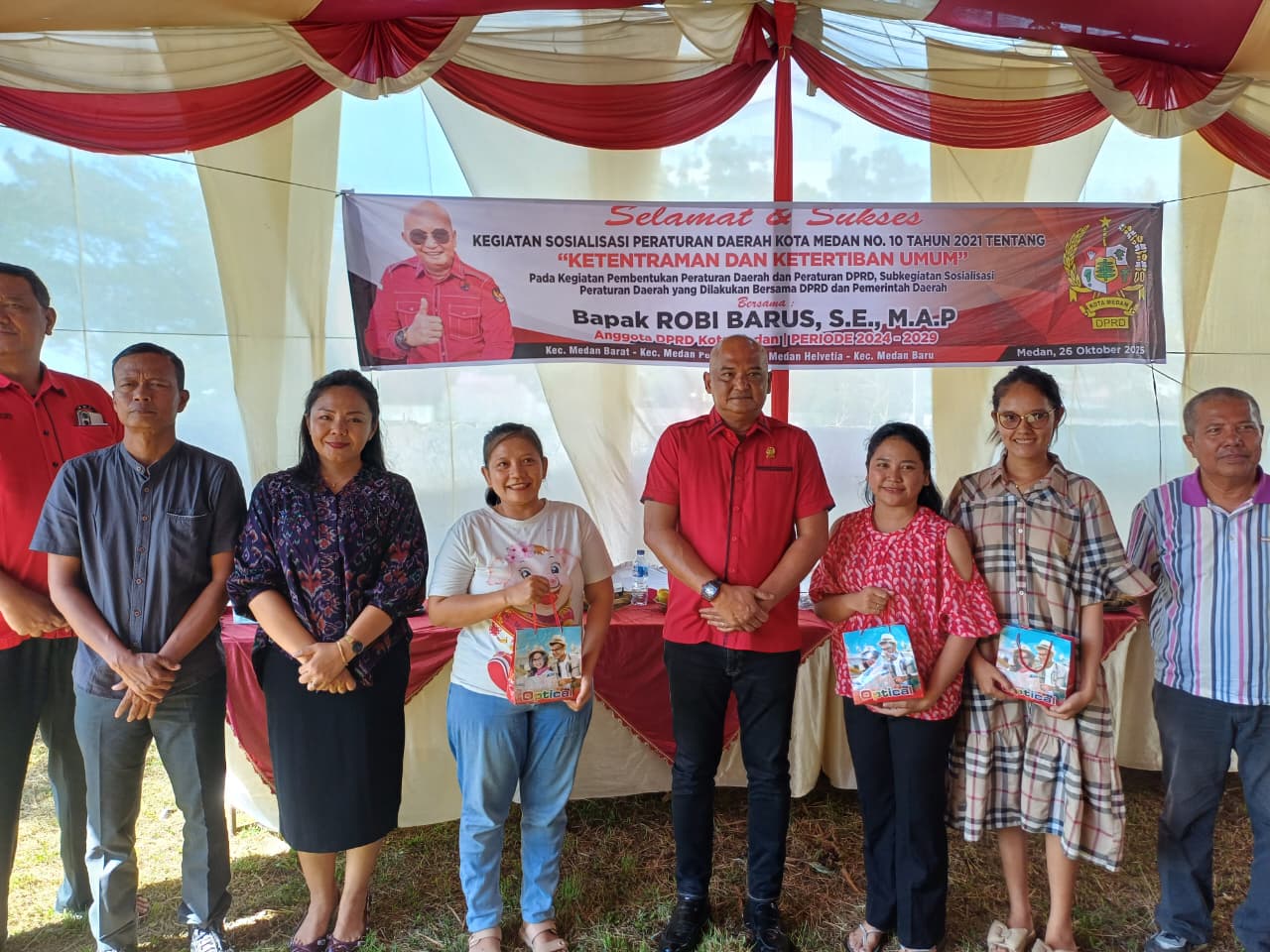 Ketua Fraksi PDI Perjuangan DPRD Kota Medan, Robi Barus SE M.AP diabadikan bersama warga saat melakukan sosialisasi Sosialisasi Perda Trantibum di Kecamatan Medan Helvetia, Minggu (26/10).