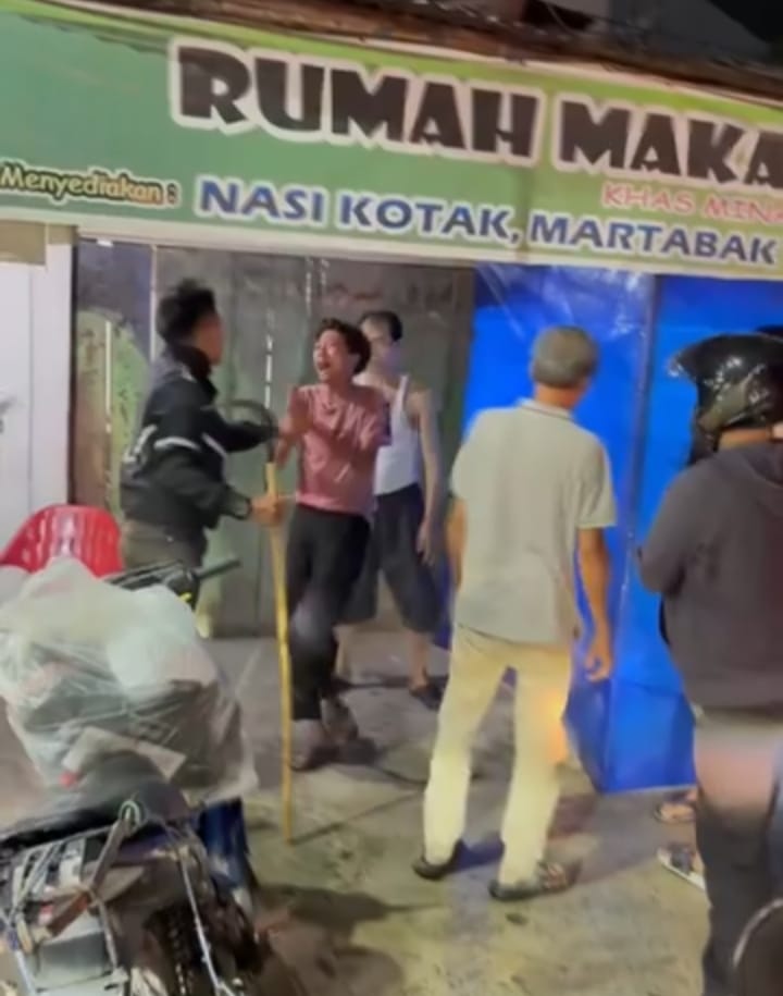 Warga mengamankan para remaja yang tawuran membawa sajam diserahkan ke polisi.(ISTIMEWA/SUMUT POS)