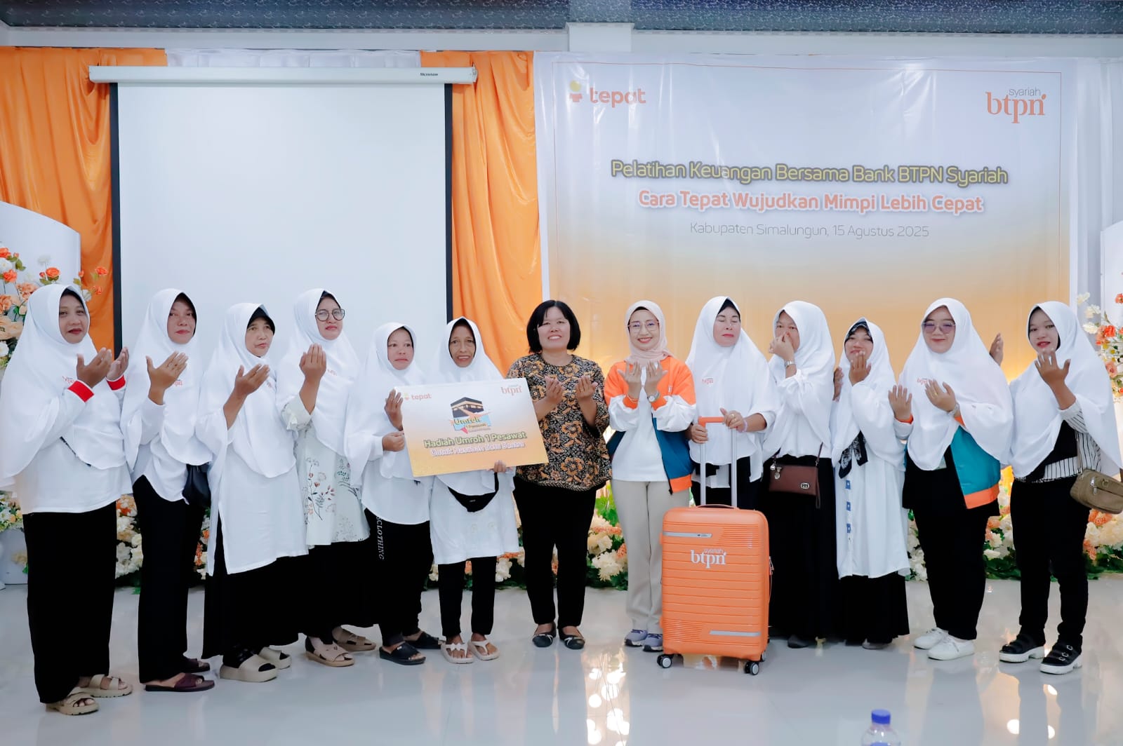 BERSAMA: Direktur BTPN Syariah Dewi Nuzulianti bersama nasabah yang berangkat umrah gratis berfoto bersama. (Dok: BTPN Syariah)
