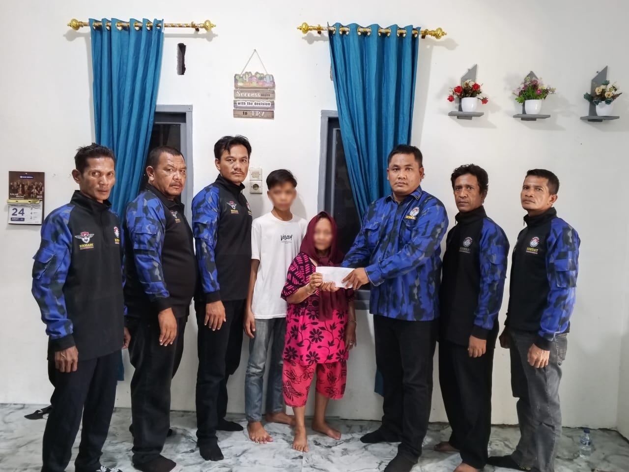 Tim Brigade KOMBAT saat datang ke rumah pelajar yang menjadi korban penganiayaan di Tanjungpura, Langkat. (Istimewa/Sumut Pos )