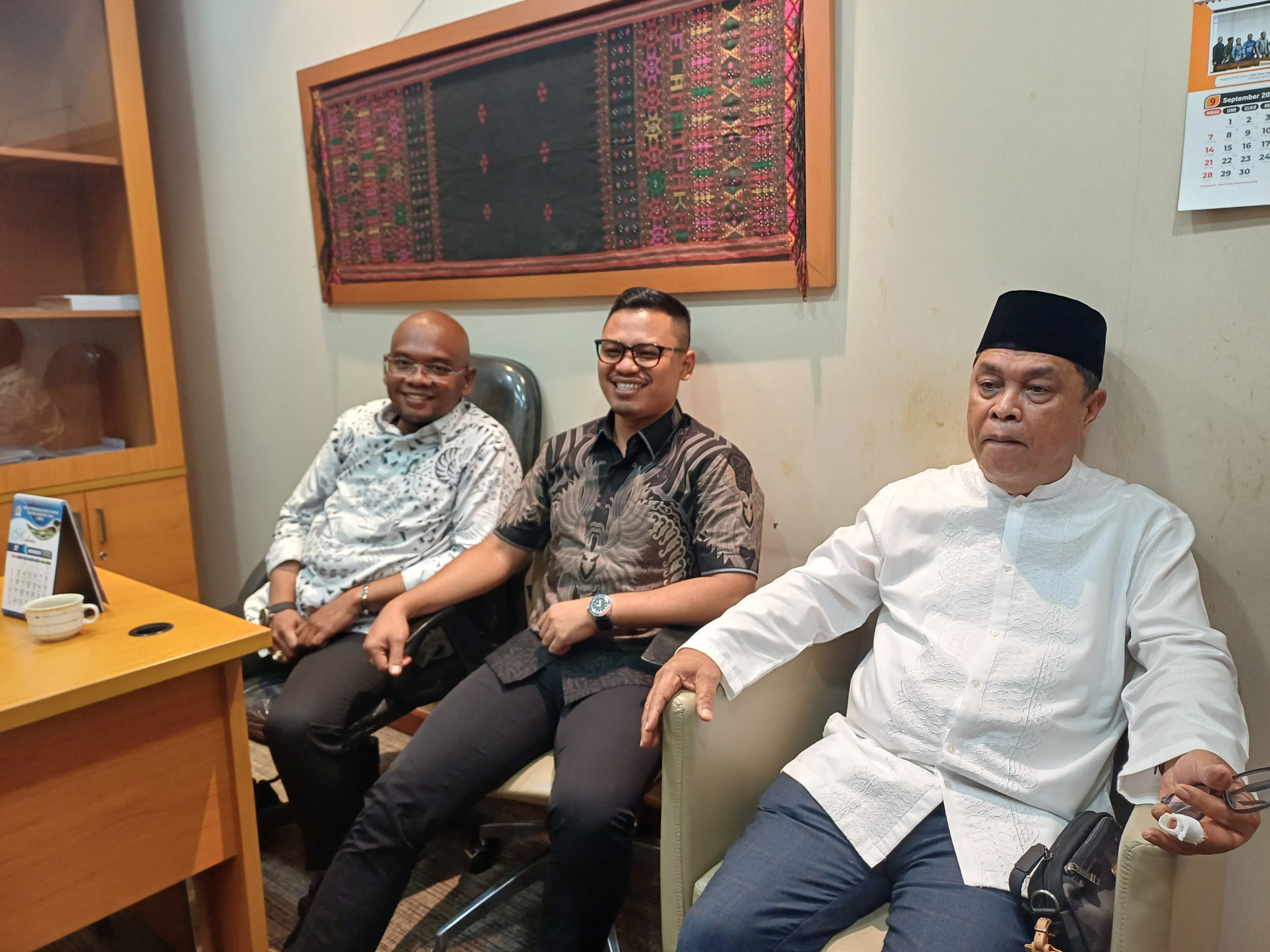 KETERANGAN: Ronny Reynaldo Situmorang (kiri), Lambok Simamora (tengah), dan Dody Tahir (kanan) saat memberikan keterangan di DPRD Sumut, Senin (27/10/2025). (Dok: Markus Pasaribu/Sumut Pos)