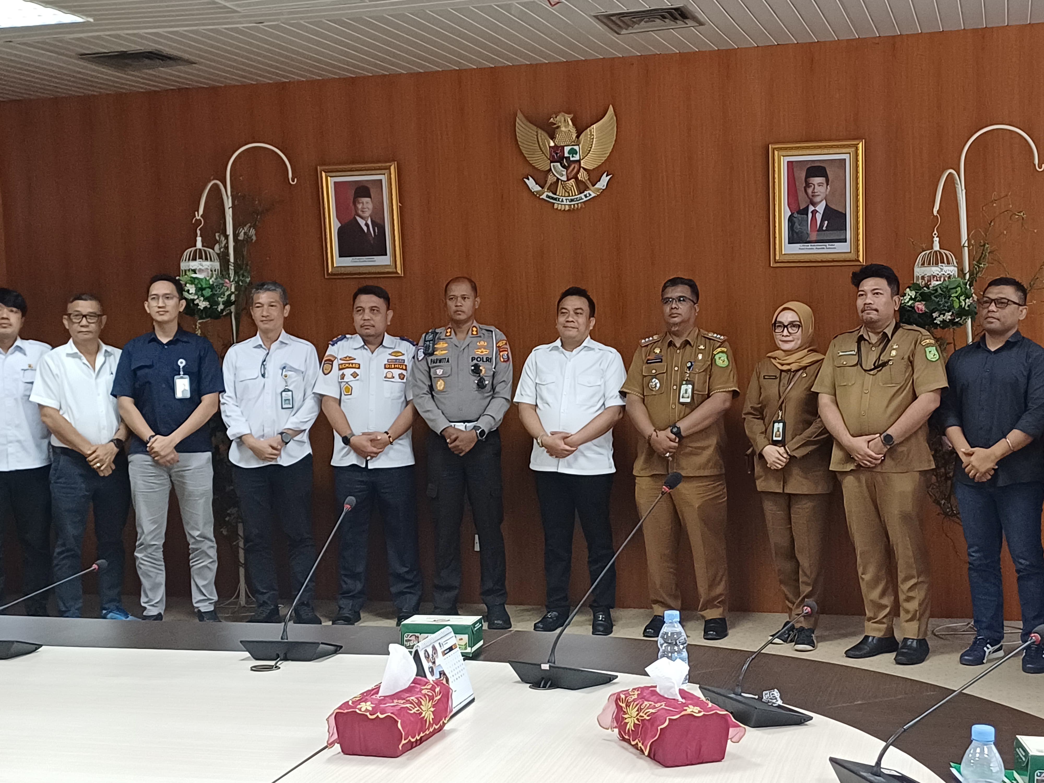 BERSAMA: Peserta rapat lanjutan pembahasan masalah banjir di kawasan Pintu Tol Bandar Selamat, Jalan Letda Sudjono, Kota Medan di ruang Banmus DPRD Kota Medan, Senin (27/10/2025). (Dok: istimewa)