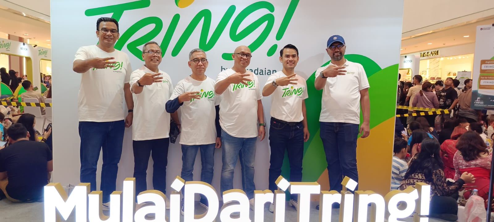 BERSAMA: Pemimpin PT Pegadaian Kanwil 1 Medan.  &lrm;Maksum, dan jajaran berfoto di booth Festival Tring! di Medan, Minggu (26/10/2025).