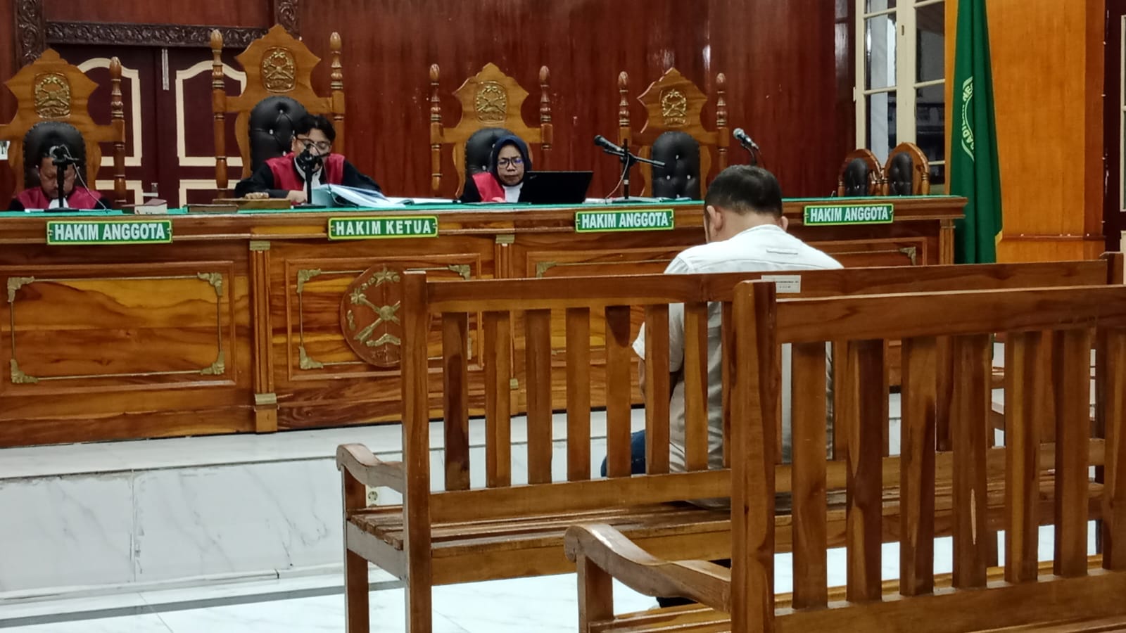 KORUPSI: Dirut PT MVP Hendrick Raharjo, terdakwa kasus korupsi tertunduk menjalani sidang putusan di Pengadilan Tipikor Medan, Senin (27/10) sore. (Dok: istimewa)