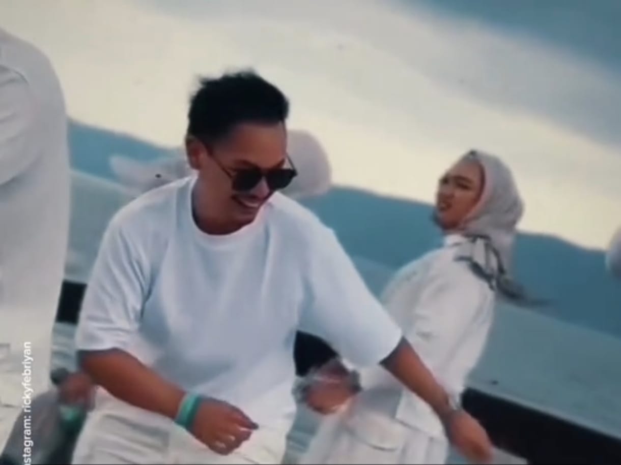 Anggota Komisi D DPRD Langkat, M Rizki Rifai terekam saat asyik berjoget di atas Kapal Pinisi. (Istimewa/Sumut Pos)