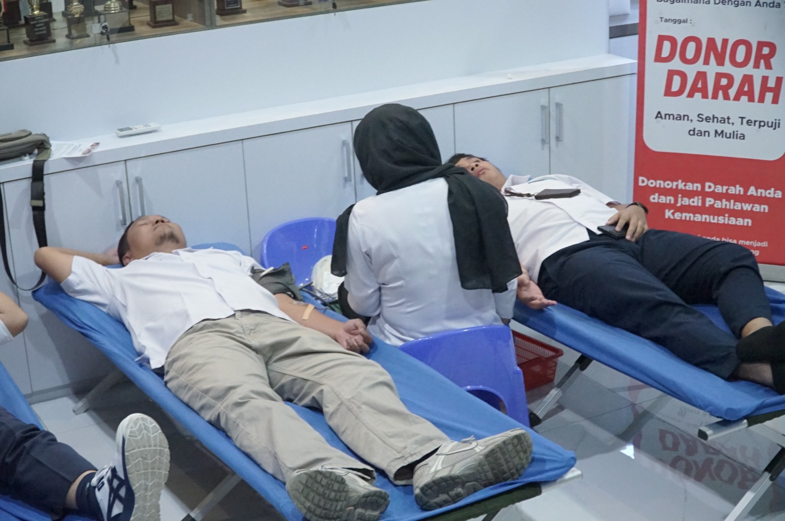 Pegawai  PLN UP3 Pematangsiantar saat melakukan donor darah. (PRA EVASI/SUMUT POS)