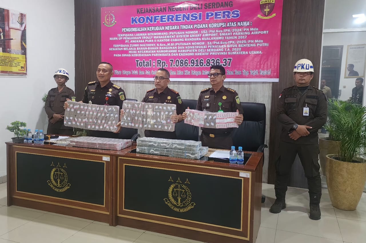 Kajari Revanda Sitepu didampingi Kasi pidsus Hendra dan Kasi Intel Boy Amali saat menunjukkan uang dari hasil tindak pidana korupsi. (BATARA/SUMUT POS)