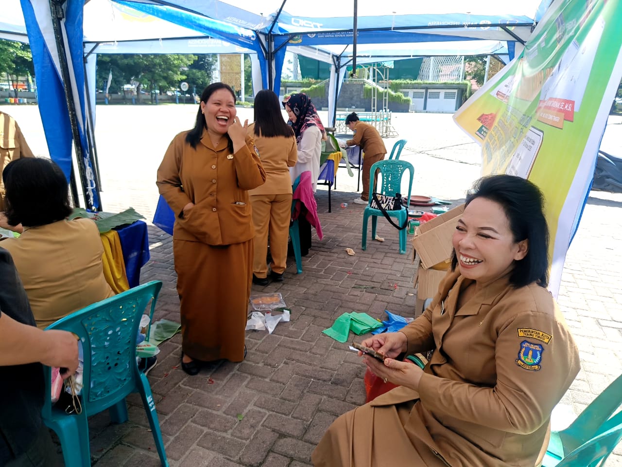 Marimbun Marpaung depan bersama sejumlah ASN tampak tertawa lepas saat beraktivitas. (AZAN PURBA/SUMUT POS)