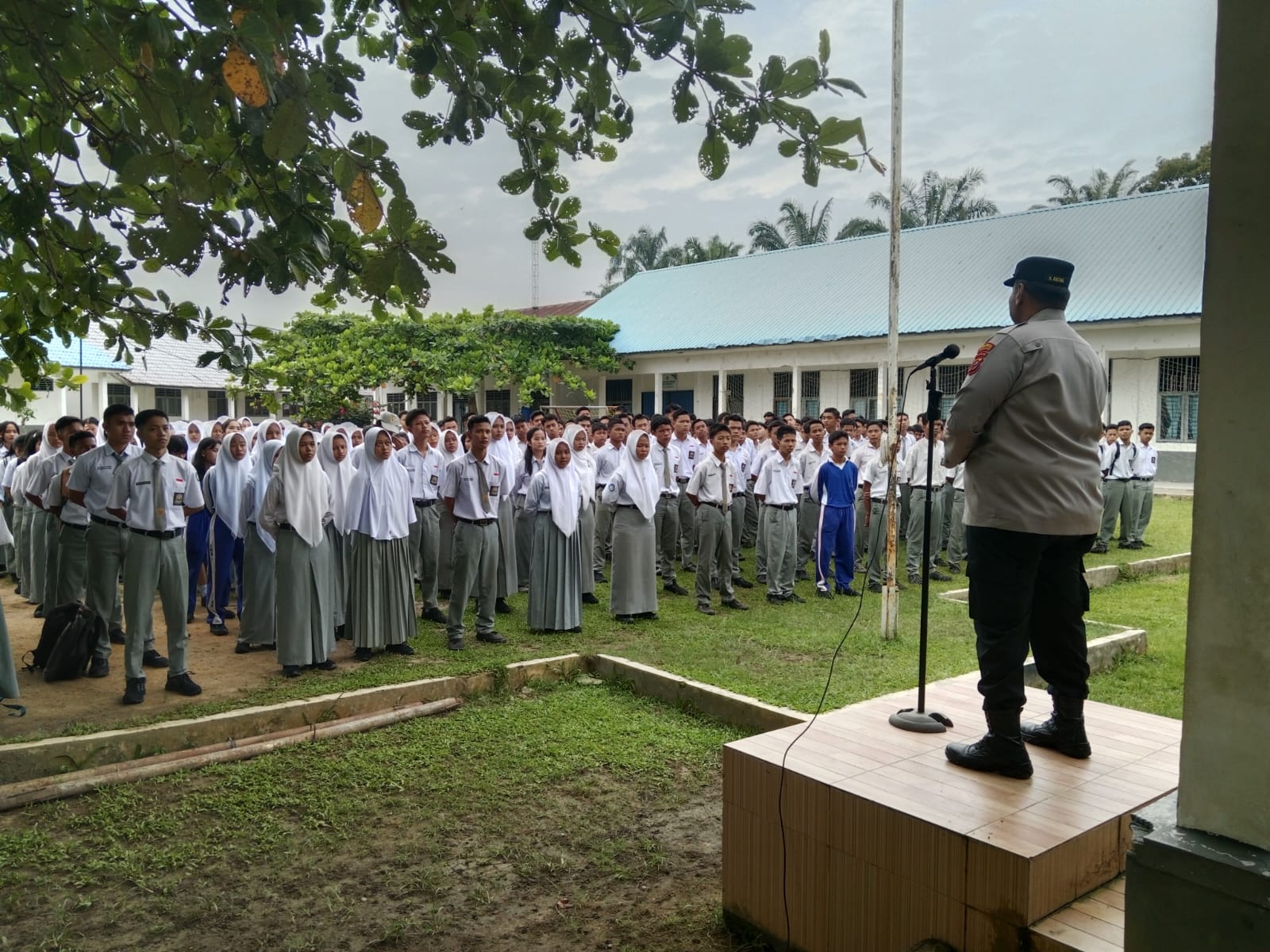 Polsek Bilah Hilir melaksanakan kegiatan Cooling System sekaligus menjadi pembina upacara di SMA Negeri 1 Pangkatan (fajar/ Sumut Pos)