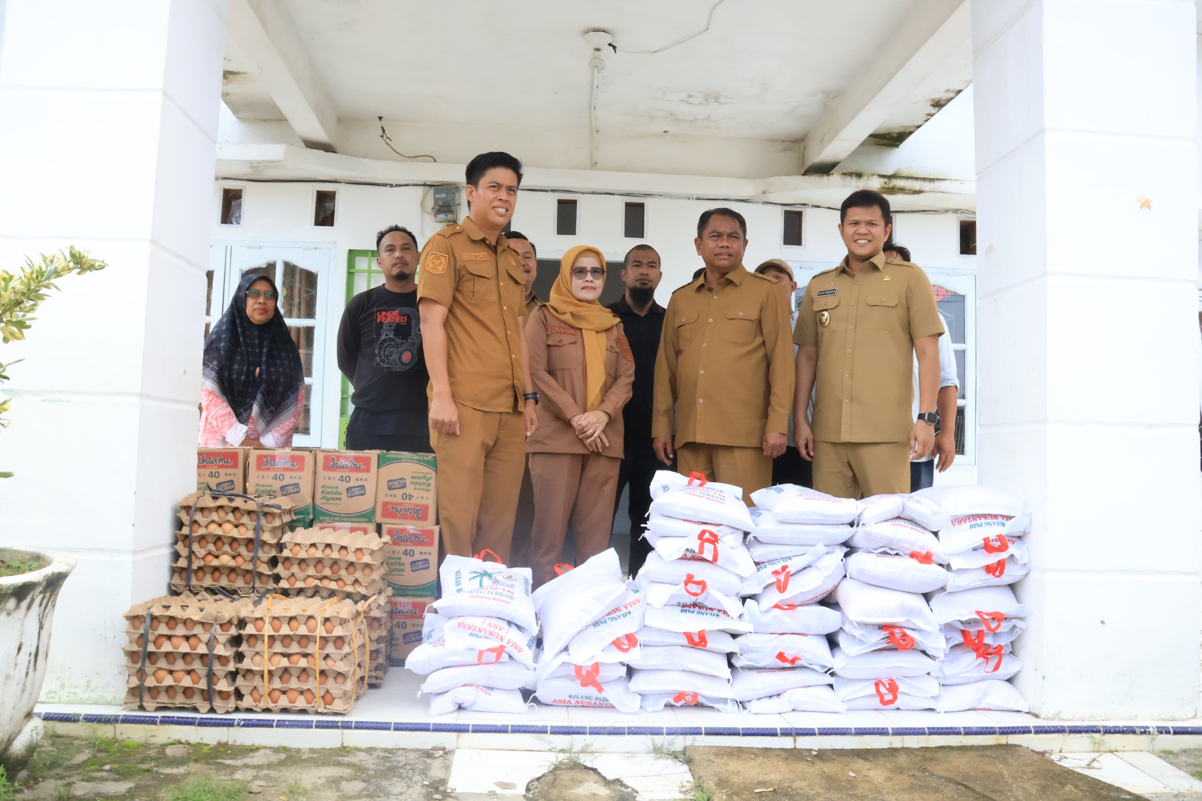 Bupati Sergai Darma Wijaya didampingi Wabup Sergai Adlin Tambunan saat berikan ribuan Paket sembako di Kecamatan Tanjung Beringin . ( FADLY/SUMUT POS)