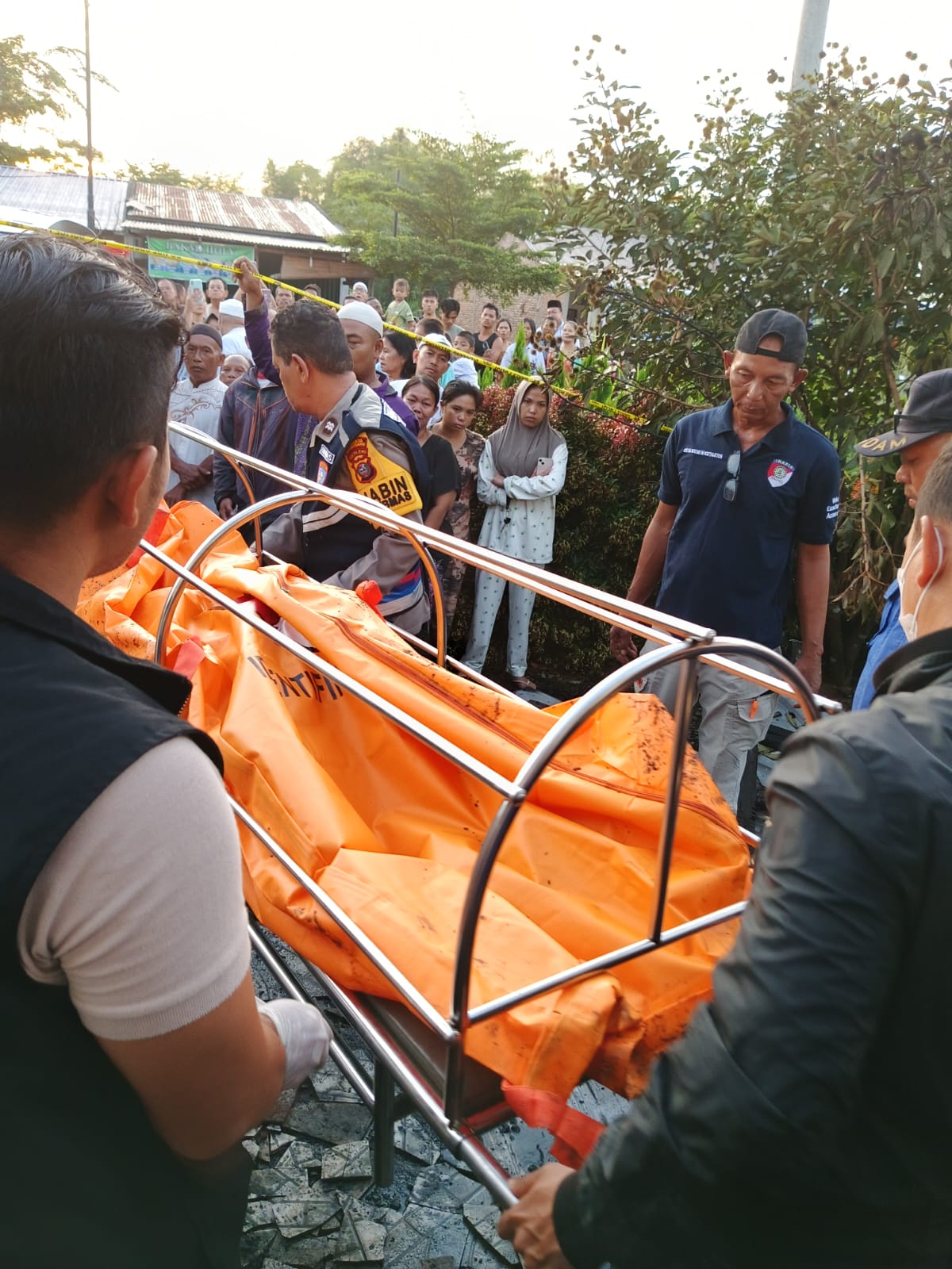 EVAKUASI: Petugas kepolisian saat mengevakuasi jasad korban ke rumah sakit. (BATARA/SUMUT POS)