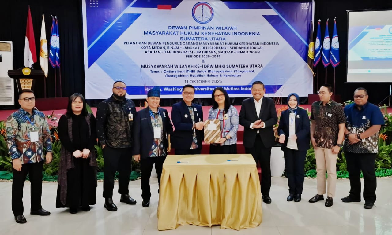 USM INDONESIA: Prof Dr Ivan Elisabeth Purba MKes (5 kanan) berjabat tangan dengan Dr dr Beni Satria MKes MH di Kampus USM Indonesia. (istimewa/Sumut Pos)