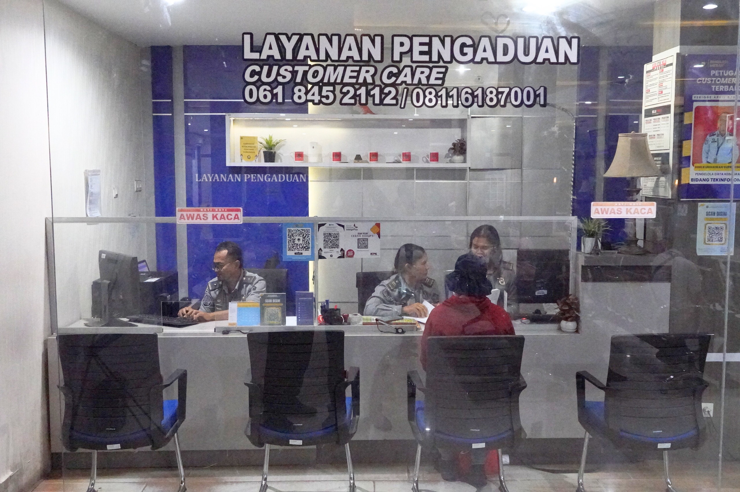 LAYANI: Petugas Imigrasi Medan sedang melayani masyarakat. (Dok: Imigrasi Medan)