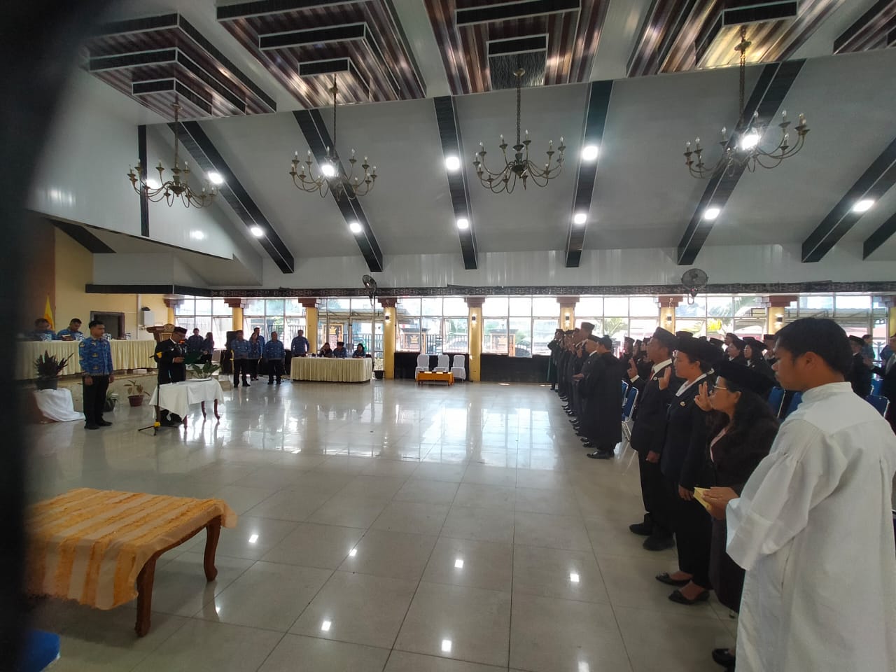 Wakil Bupati Dairi, Wahyu Daniel Sagala mengambil sumpah janji jabatan dan melantik 40 pejabat administrator, fungsional dan pengawas dilingkungan Pemkab Dairi, Selasa (28/10/2025).
