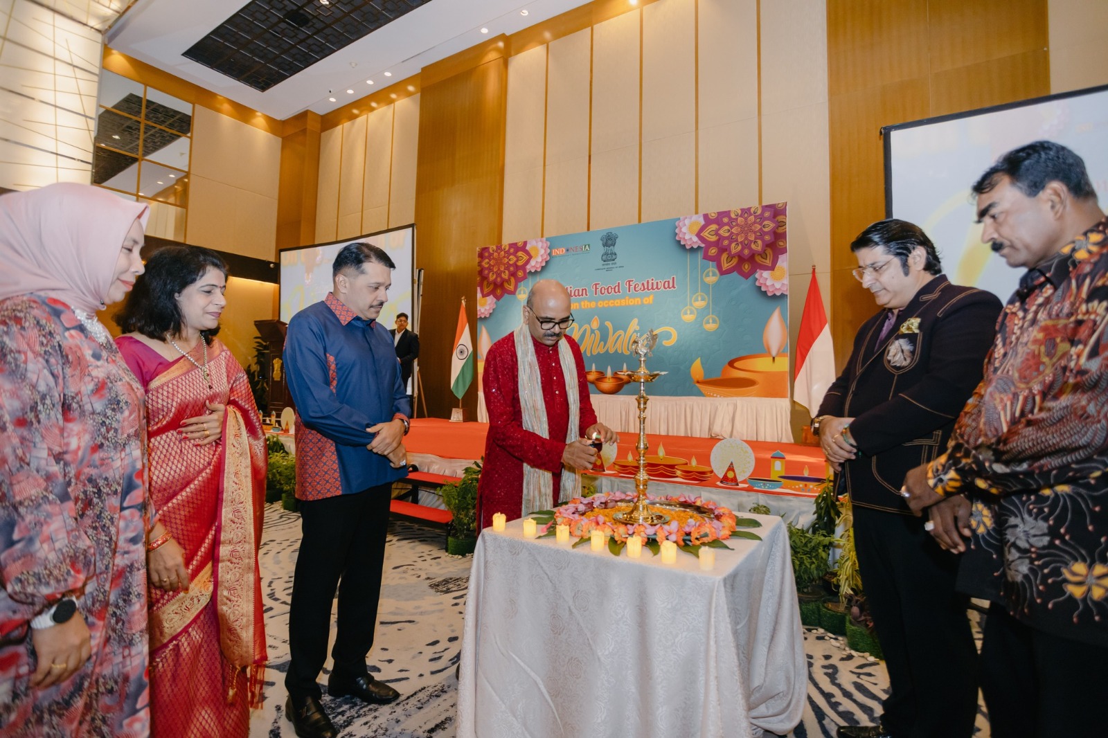 Konsul Jenderal India Medan, H.E. Ravi Shanker Goel, menyalakan lampu tanda dimulai perayaan Diwali Night Indian Food Festival di Hotel Aryaduta, Medan. (foto : Konsulat Jenderal India Medan)