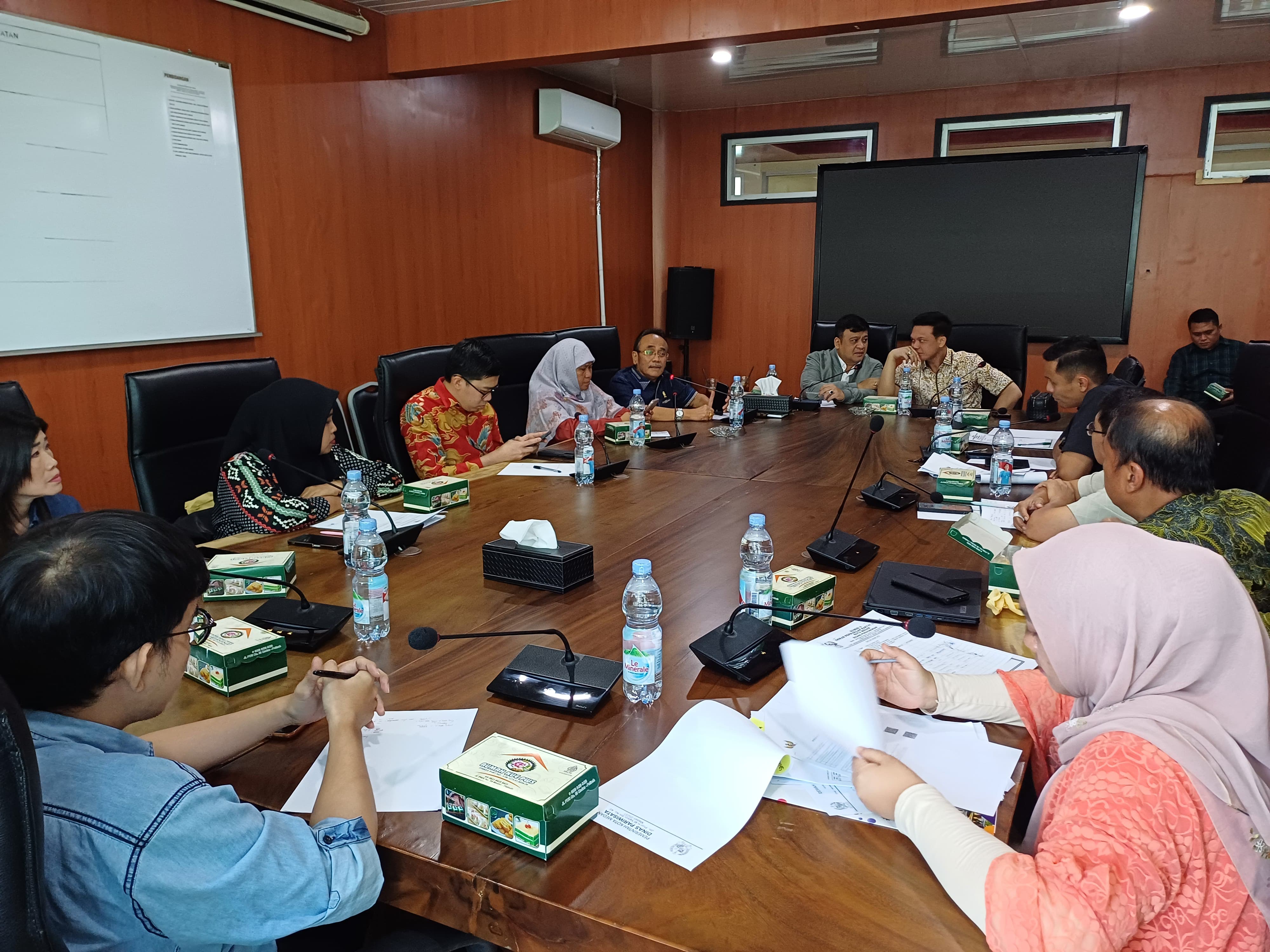 RDP: Komisi III DPRD Medan menggelar RDP dengan sejumlah restoran dan Bapenda Kota Medan, Selasa (28/10/2025). (Dok: Markus Pasaribu/Sumut Pos)