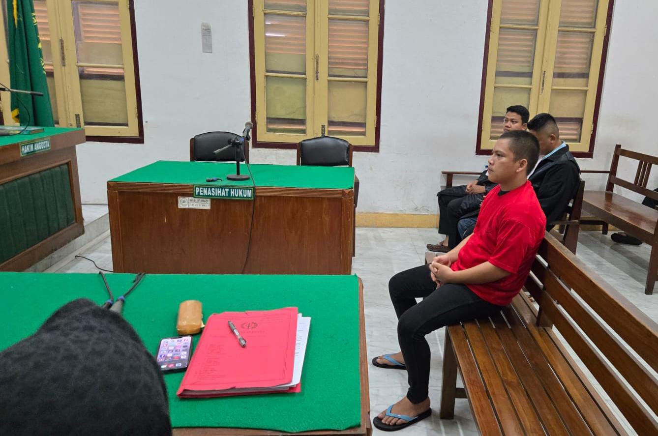 TUNTUTAN: Akbar Habibi terdakwa kasus ganja, menjalani sidang tuntutan di PN Medan, Selasa (28/10). (Dok: istimewa)