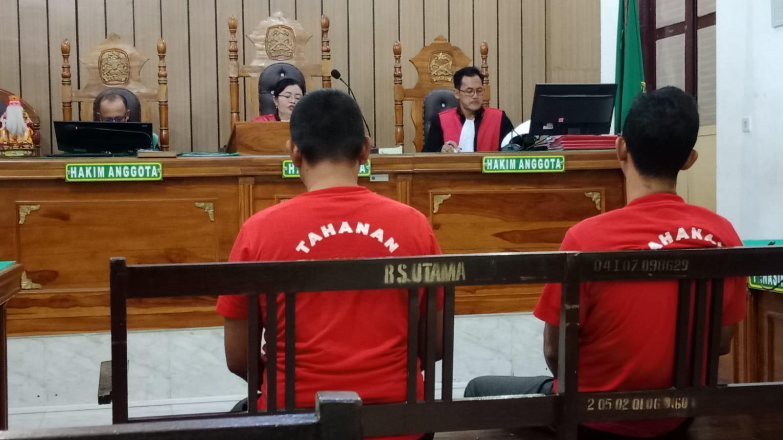PALSU: Kedua terdakwa kasus pemalsuan surat kuasa, menjalani sidang putusan di PN Medan, Selasa (28/10) sore. (Dok: istimewa)