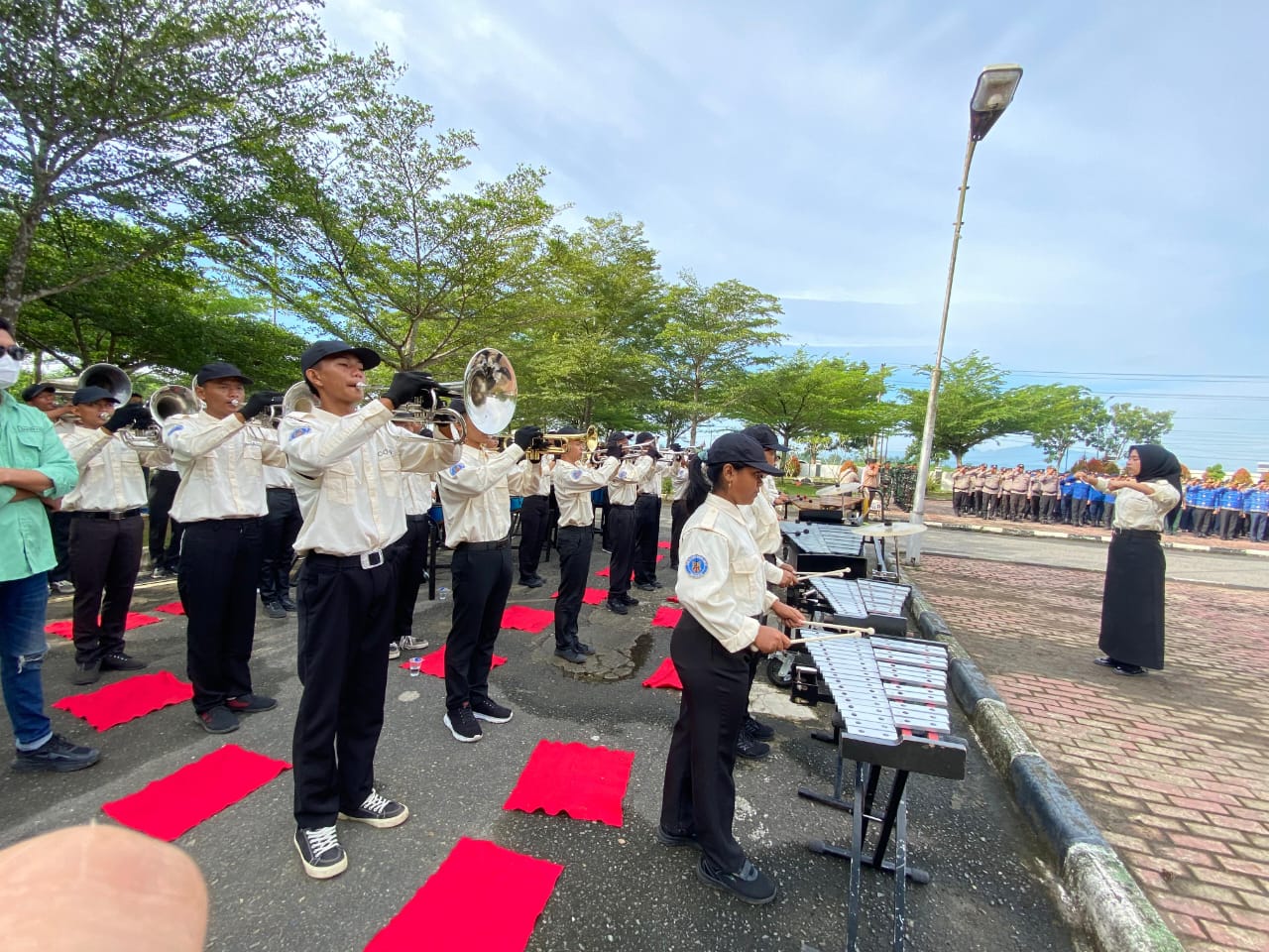 Marchind Band Yayasan Perguruan Sultan Hasanuddin Aek kanopan  meriahkan  Sumpah Pemuda di Kantor Bupati Labura,Selasa (28/10/25). ASRI (TARIGAN/SUMUT POS)