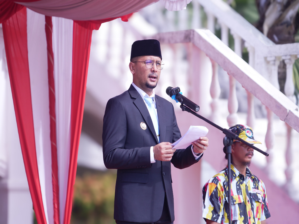 Bupati Fery Sahputra Simatupang S.H saat memimpin upacara peringatan Sumpah Pemuda. (KHAIRUDDIN/SUMUT POS)