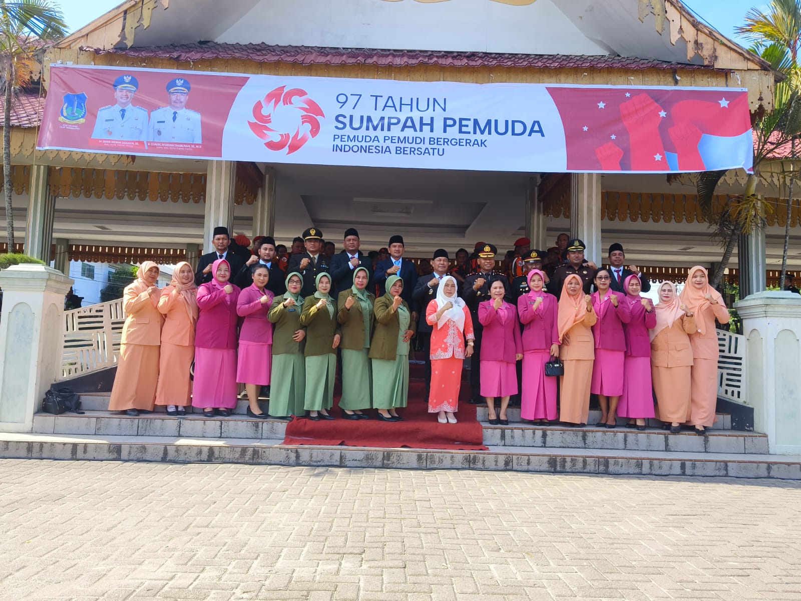Forkopimda bersama  organisasi wanita Kota Tebingtinggi foto bersama usai pelaksanaan upacara Peringatan Hari Sumpah Pemuda ke-97 Tahun 2025 di Lapangan Merdeka, Selasa (28/10/2025)