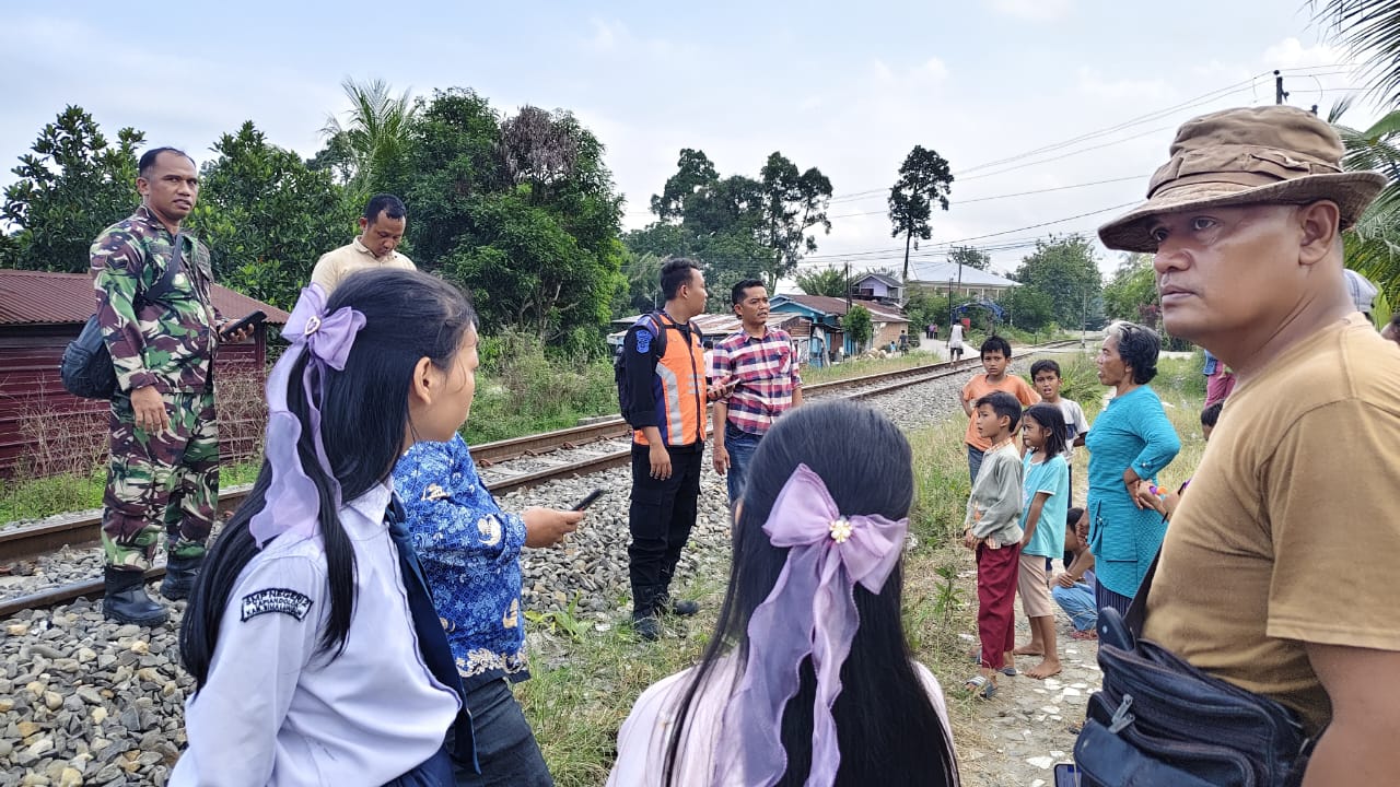 Petugas kepolisian saat melakukan olah TKP di perlintasan kereta api. (PRA EVASI/SUMUT POS)