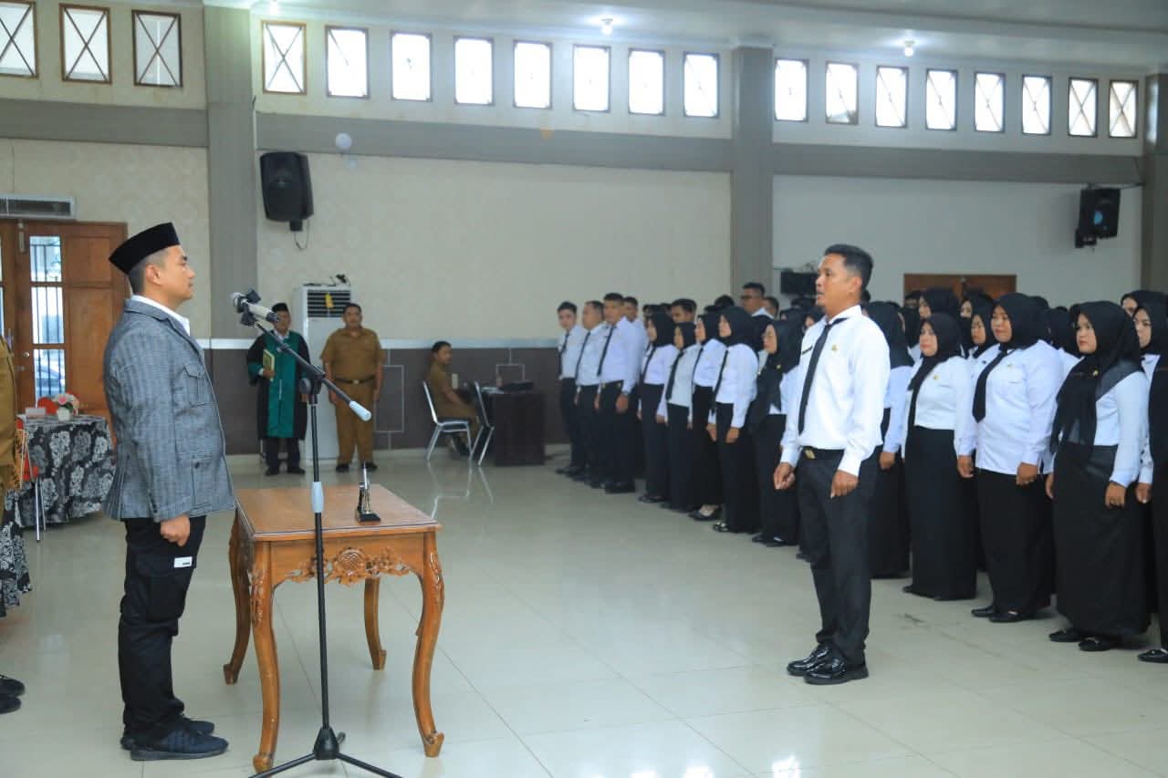 LANTIK:   Bupati Labuhanbatu Utara (Labura) Melantik 431 Pegawai P3K di Aula Dewi Syukur,Kantor Bupati Labura,Seni (27/25) sore. (Asri Tarigan/Sumut Pos)