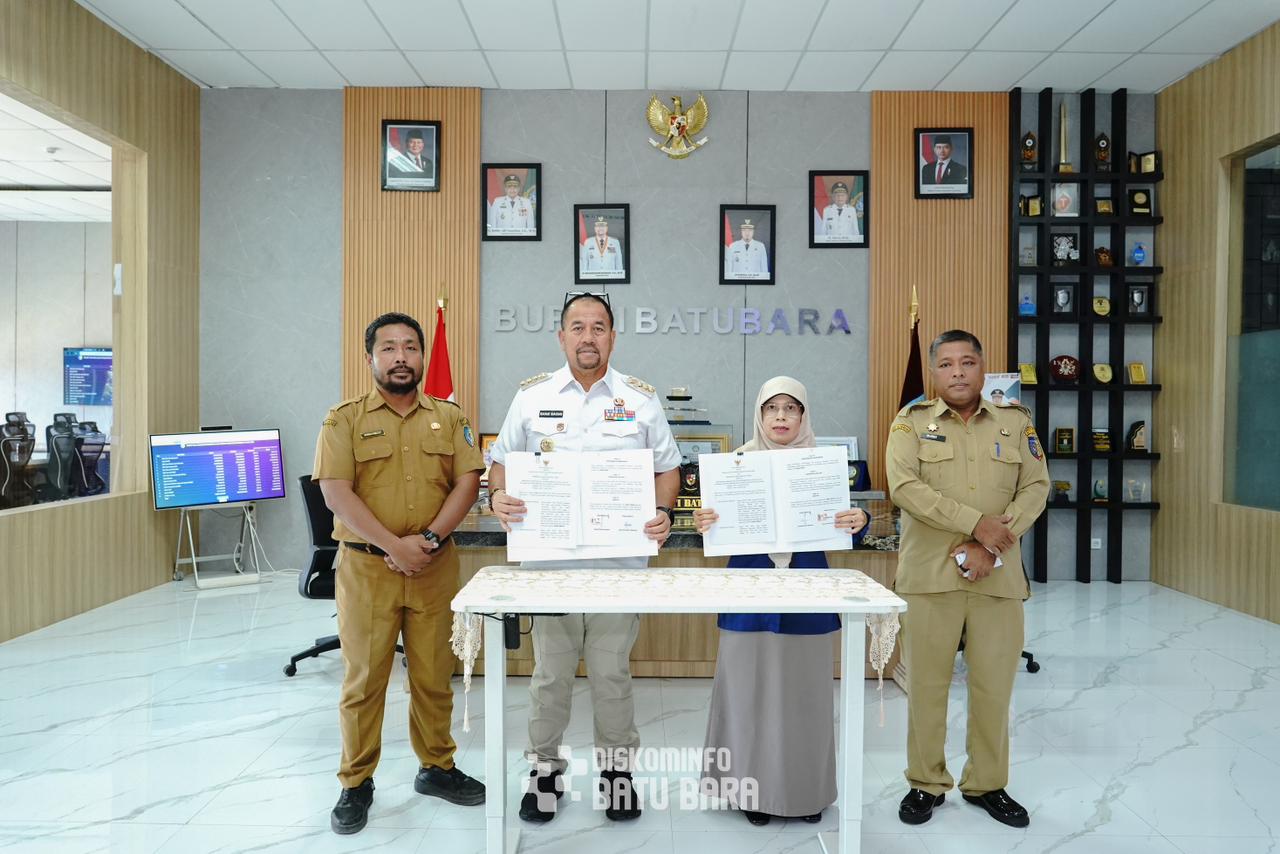 Bupati Batubara  (H. Baharuddin Siagian, SH, M.Si  bersama Kepala BPS Kabupaten Batu Bara Ibu Laila Syafrita Siregar, SST, MM lakukan penandatanganan MoU kerja sama di bidang penyediaan data statistik