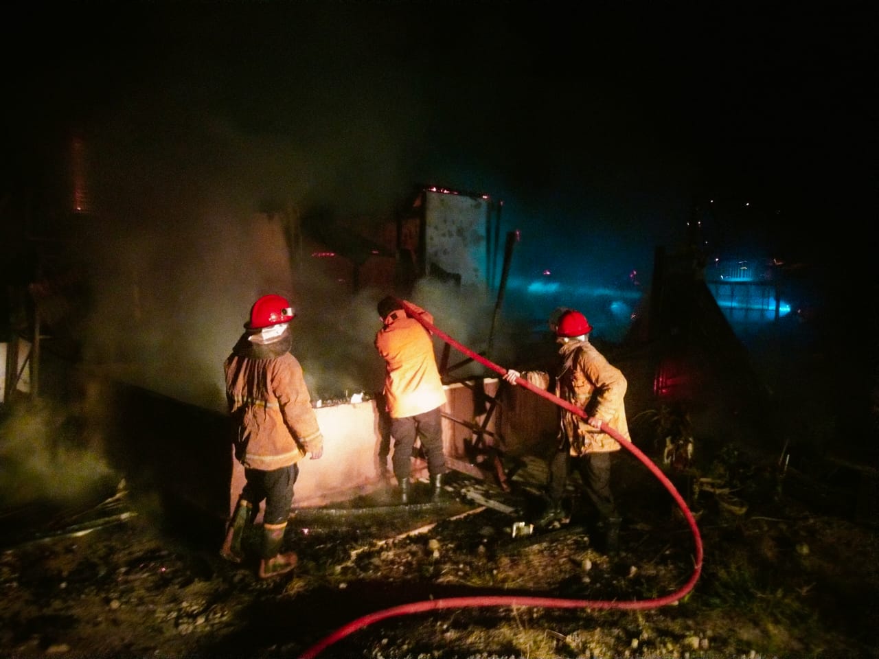 TERBAKAR. Satu unit rumah semi permanen dan mobil di jalan BNKP / Gereja Nias di Kelurahan Batangberuh, Kecamatan Sidikalang, hangus terbakara, Selasa (28/10/2025).(ISTIMEWA/SUMUT POS).
