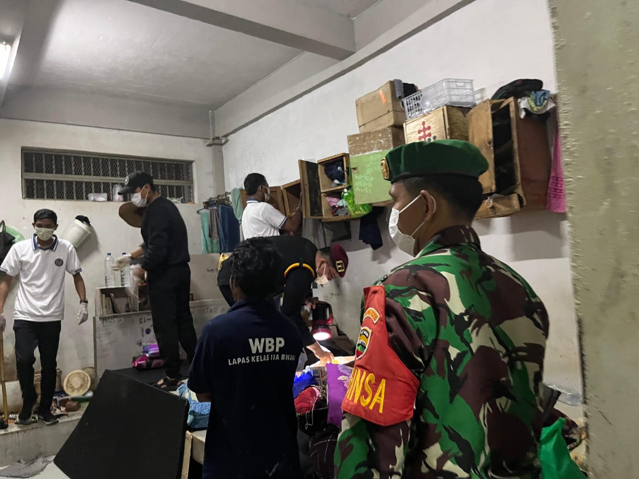 Razia gabungan yang menyasar blok dan kamar hunian Lapas Binjai. (Istimewa/Sumut Pos)