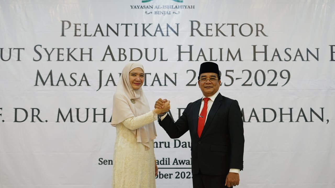 Rektor Institut Syekh Abdul Halim Hasan Binjai, Prof M Ramadhan (kanan) saat foto bersama dengan Ketua Yayasan Al-Ishlahiyah Binjai, Putri Susi Meilani Daulay (kiri). (Istimewa/Sumut Pos)
