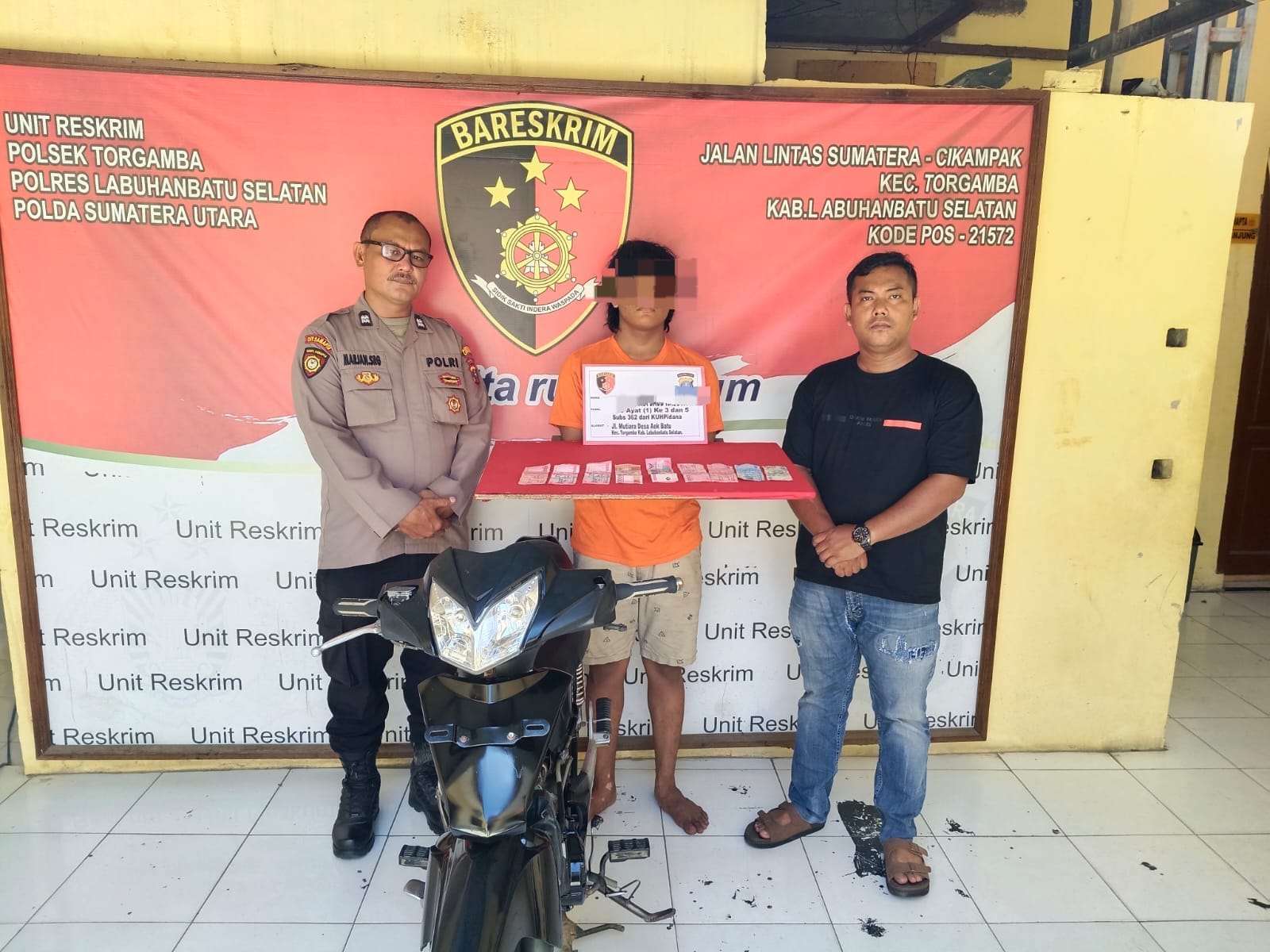 DIAMANKAN: Tersangka curanmor diamankan di Polsek Torgamba. (KHAIRUDDIN/SUMUT POS)