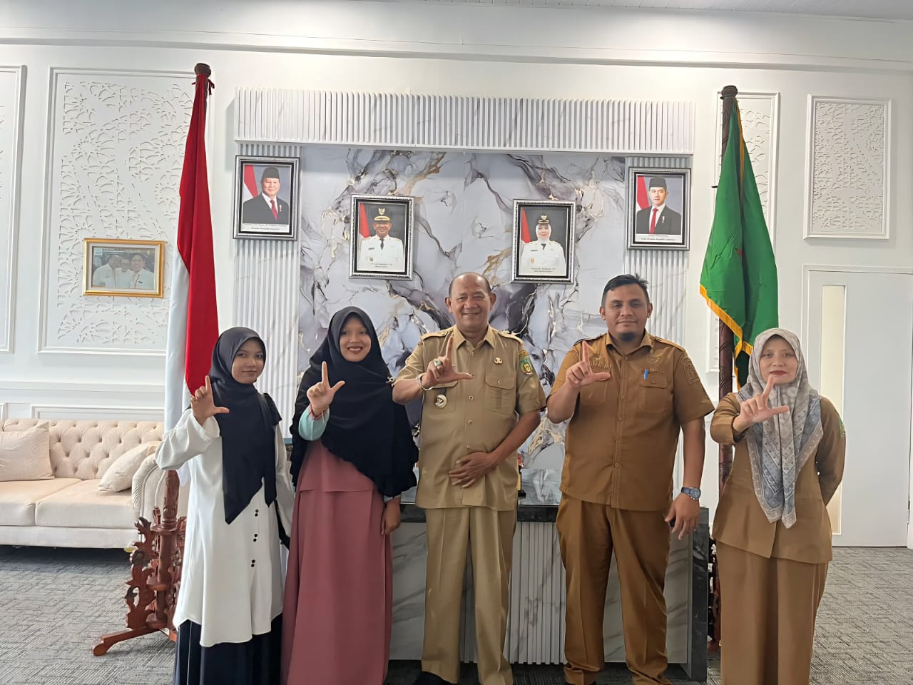 Bupati Langkat, Syah Afandin (tengah) saat foto bersama dengan Humayroh usai menyerahkan beasiswa pendidikan S1 ke Turki. (Diskominfo Langkat/Sumut Pos)