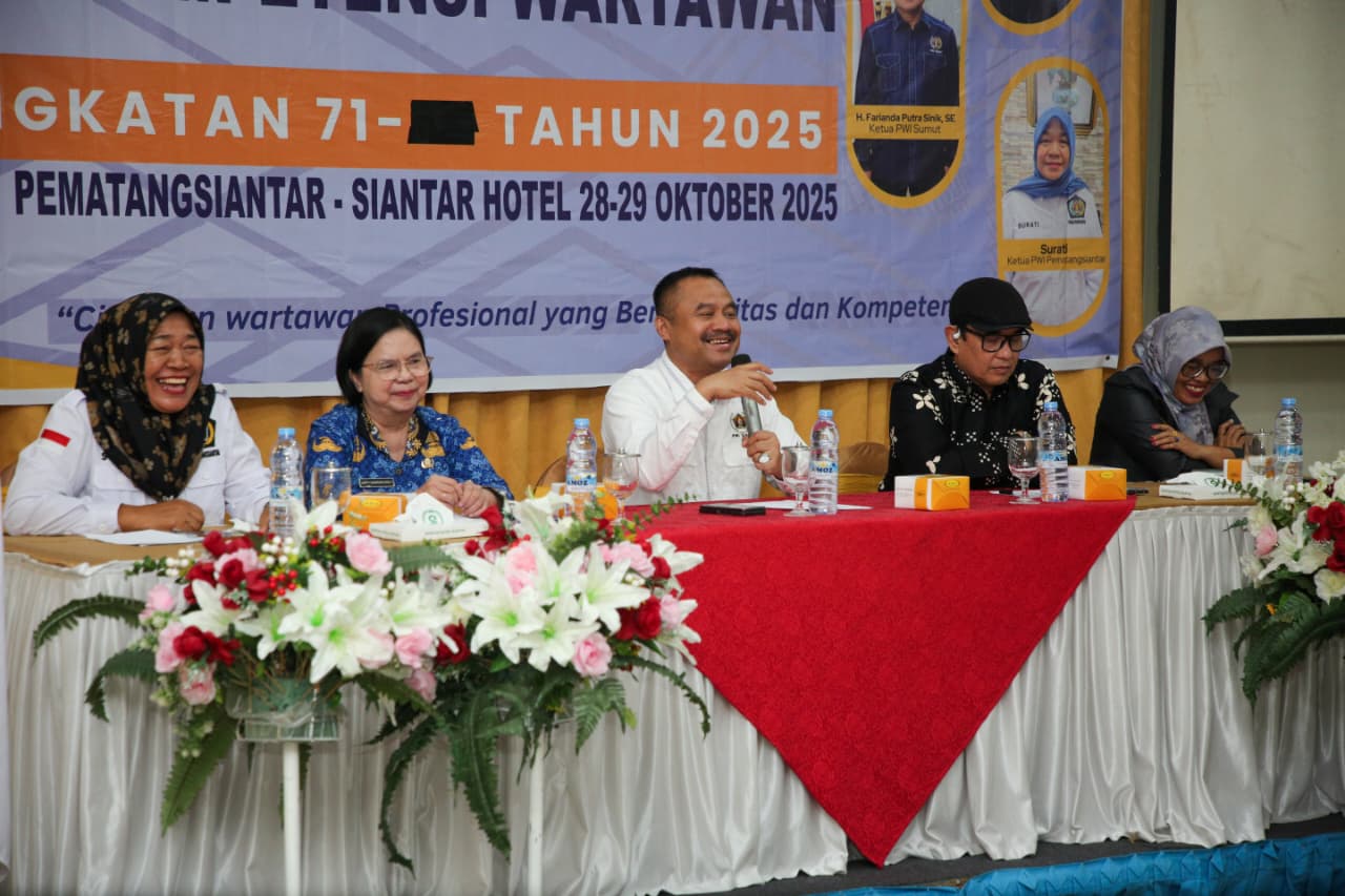 Sekjen PWI Pusat Zulmansyah Sekedang, Ketua PWI Sumut H Farianda Putra Sinik saat memberikan sambutan pada pelaksanaan UKW di Kota Siantar. (PRA EVASI/SUMUT POS)