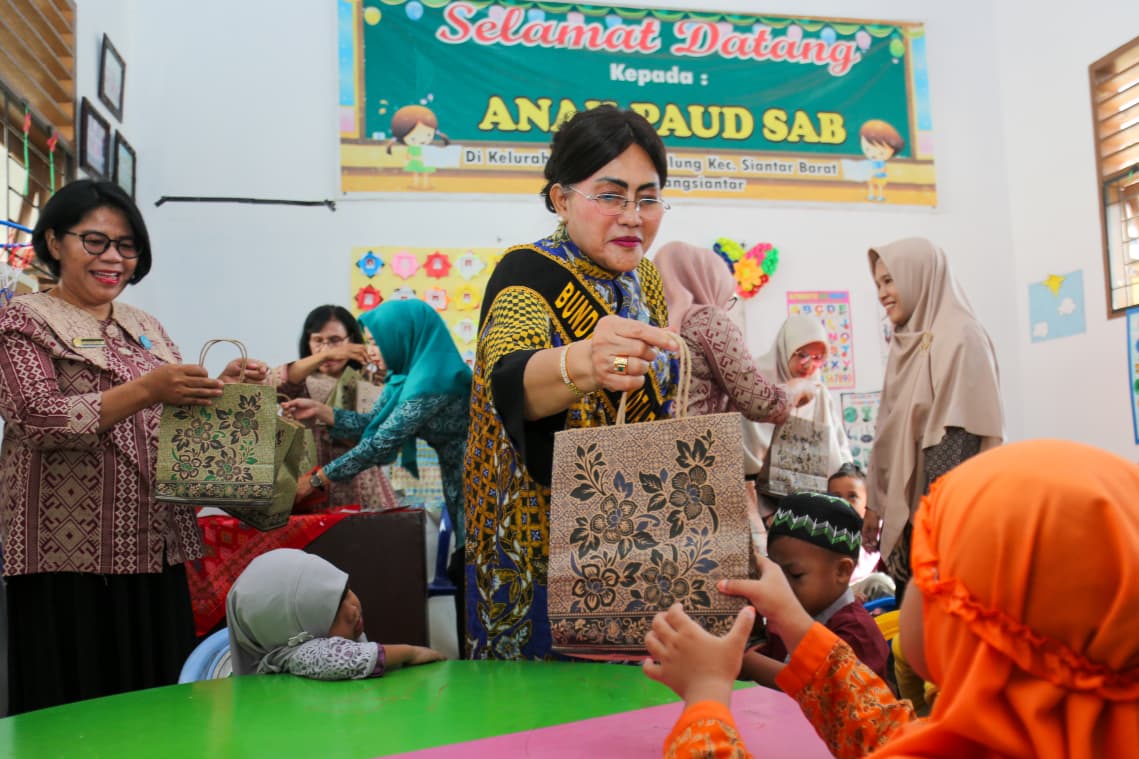 Bunda PAUD Kota Pematangsiantar, Liswati Wesly Silalahi memberikan bingkisan kepada anak Balita. (ISTIMEWA/SUMUT POS)