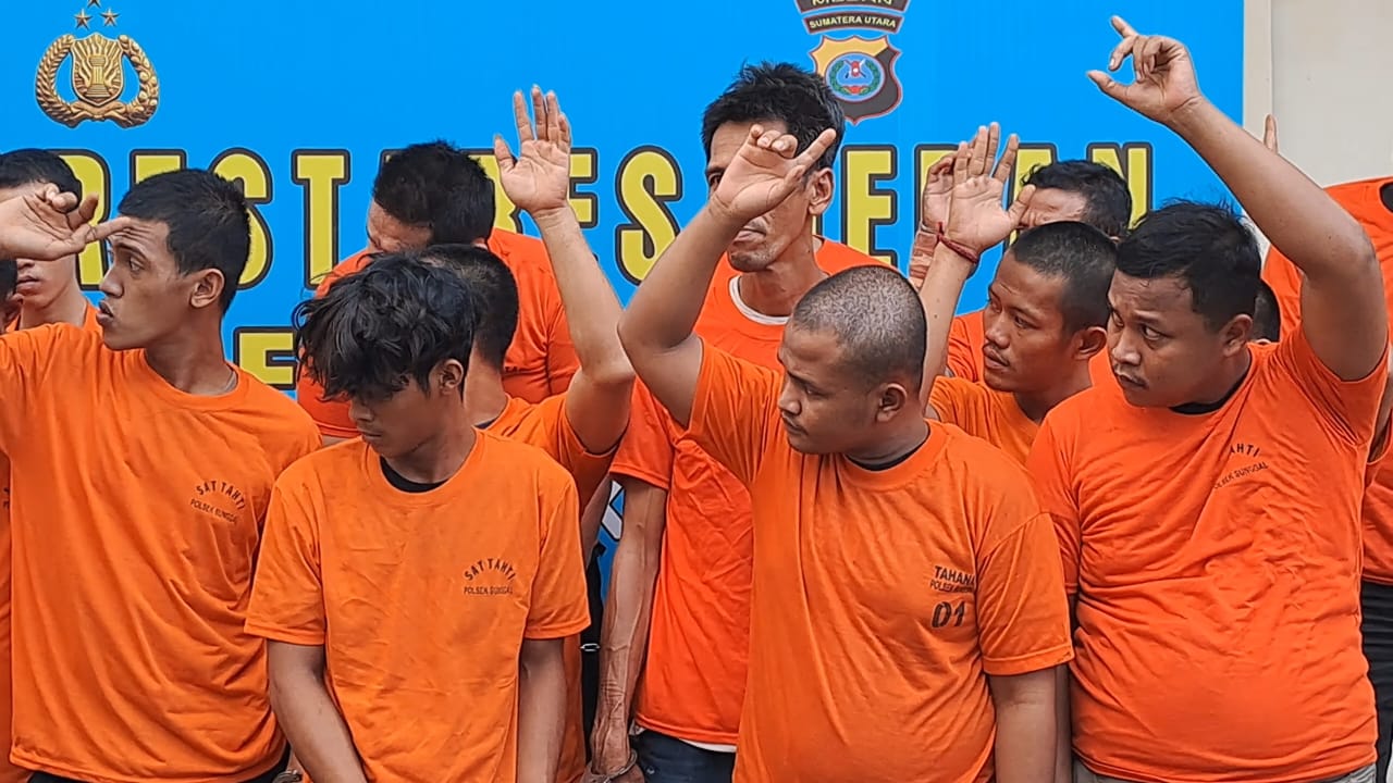 TERSANGKA: Para pelaku kejahatan yang berhasil ditangkap Polsek Sunggal, dalam gelar pemaparan pengungkapan kasus, Selasa (28/10) sore. (Dok: istimewa)