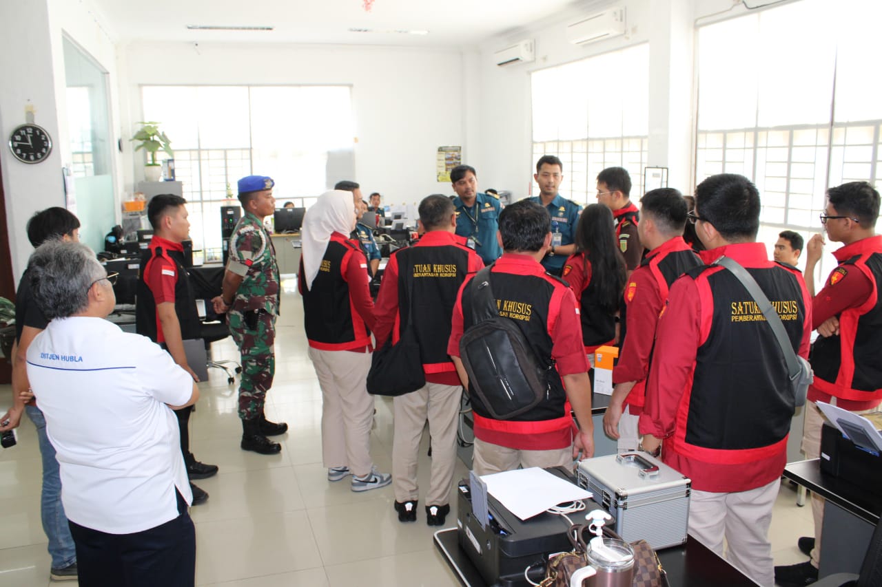 GELEDAH: Tim Pidsus Kejati Sumut saat melakukan penggeledahan di dua lokasi di Belawan, terkait dugaan korupsi, Rabu (29/10). (Dok: Ist)