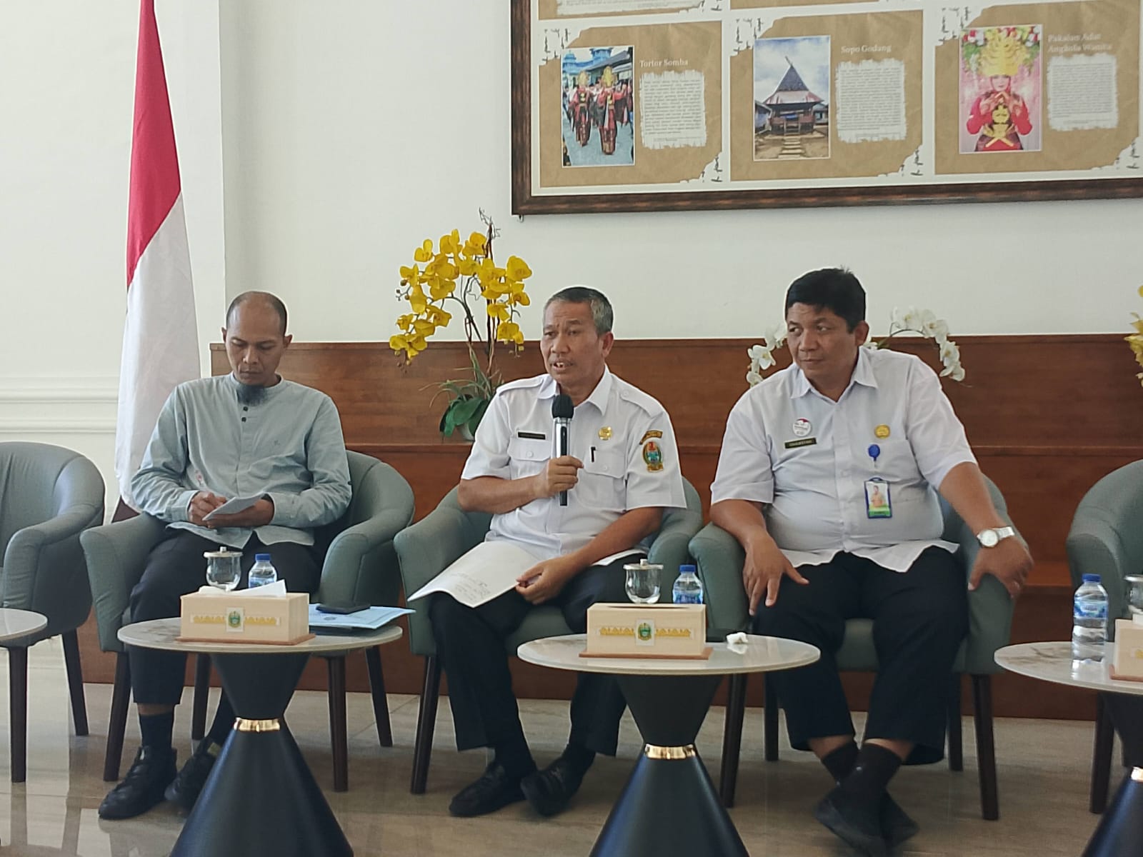Sekretaris Dinas Perpustakaan dan Arsip Sumatera Utara Alfian Hutahuruk (tengah). (Dok: istimewa)