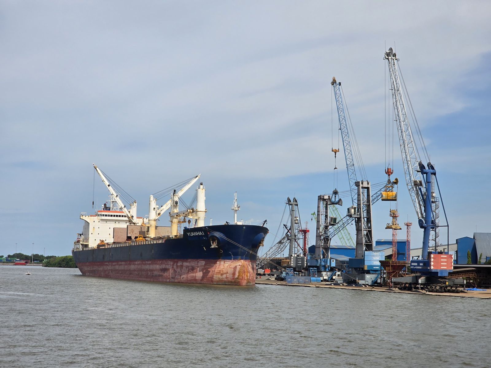 SANDAR: Kapal saat bersandar di Pelabuhan Belawan yang berada di bawah manajemen Pelindo. (Dok: Pelindo)