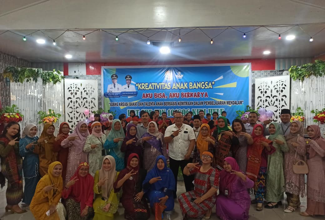 Kepala Sekolah,  guru beserta tenaga pendidik UPT SPF SDN 101896 Kiri Hulu, foto bersama Kepala bagian Pengembangan Teknologi Pembelajaran, Dinas Pendidikan Deli Serdang, &nbsp;Rabu&nbsp;(29/10/25).