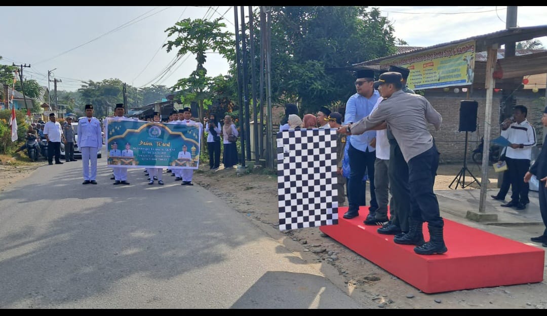Camat Padang Hilir bersama unsur Forkopimcam secara resmi melepas peserta Pawai Ta&rsquo;aruf Musabaqah Tilawatil Qur&rsquo;an (MTQ) ke-54 Tingkat Kecamatan Padang Hilir. (AZAN PURBA/SUMUT POS)