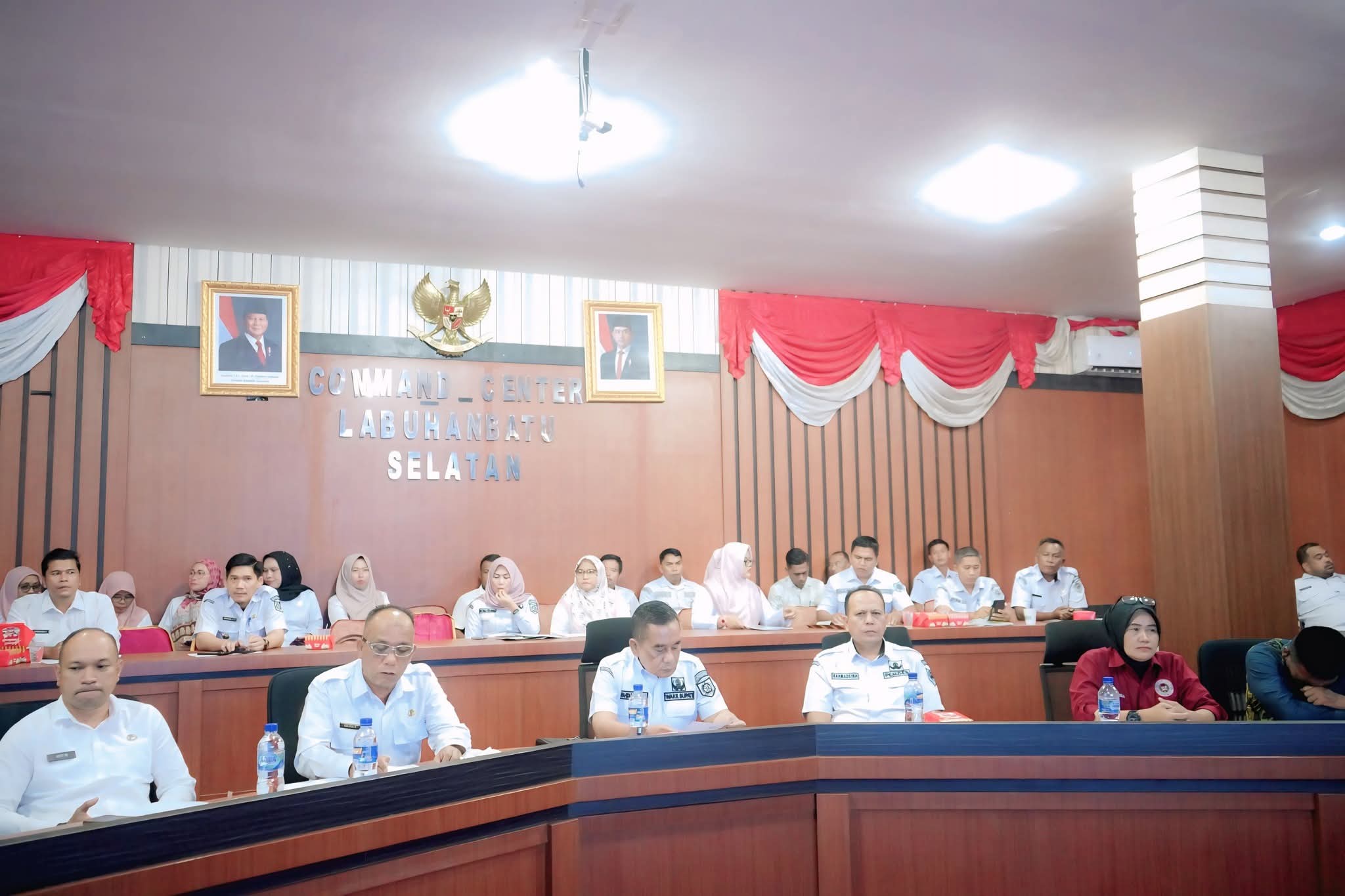 Wakil Bupati Labuhanbatu Selatan, Syahdian Purba Siboro SH memimpin Rapat Tim Pembentukan Desa Tahun 2025. (KHAIRUDDIN/SUMUT POS)