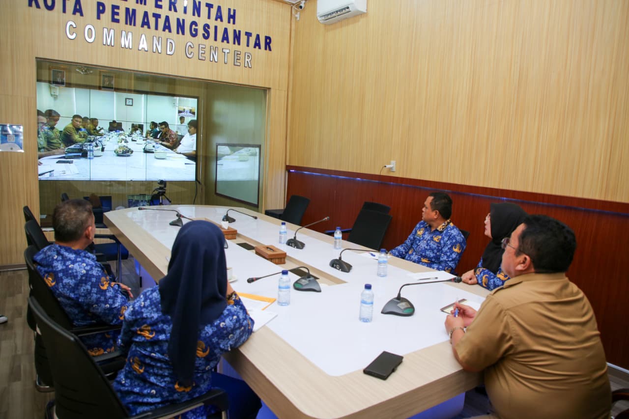 Wali Kota Pematangsiantar Siantar Wesly Silalahi mengikuti rapat dengan Gubernur Sumatera Utara melalui zoom Meeting. (ISTIMEWA/SUMUT POS)