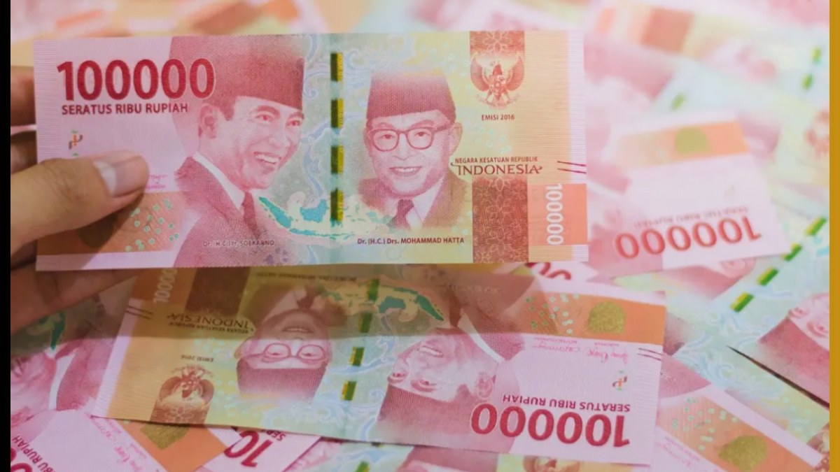Akhir Oktober, pemerintah menggelontorkan bansos kepada penerimanya. (mocopat.com)