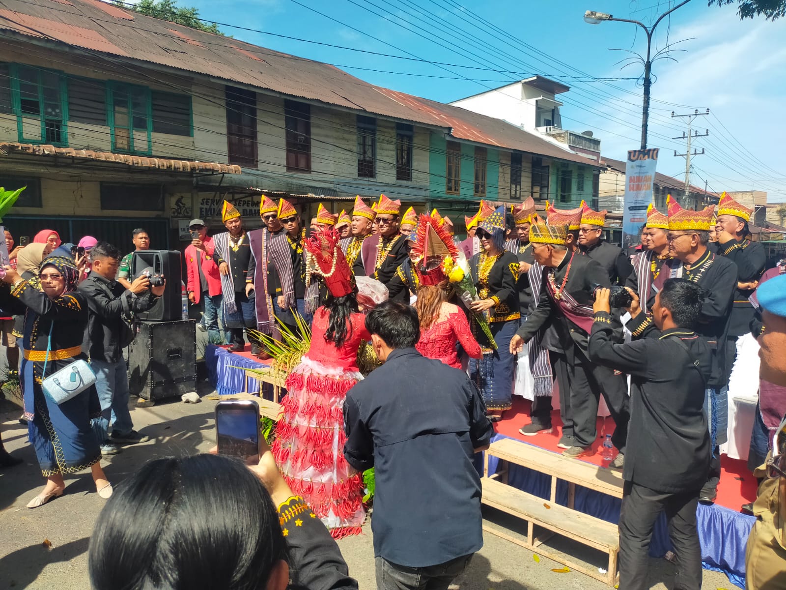 SAMBUT KONTINGEN: Wakil Bupati Dairi, Wahyu Daniel Sagala bersama unsur Forkopimda saat menyambut kontingen digelaran Pesta Budaya Njuah-Njuah, Rabu (29/10/2025). (RUDY SITANGGANG/SUMUT POS)