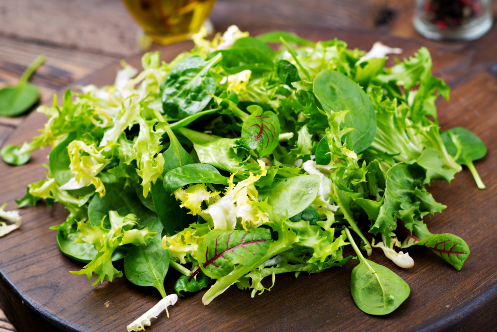salad bayam diniyakini jadi solusi turunkan tekanan darah tinggi. (FREEPIK)