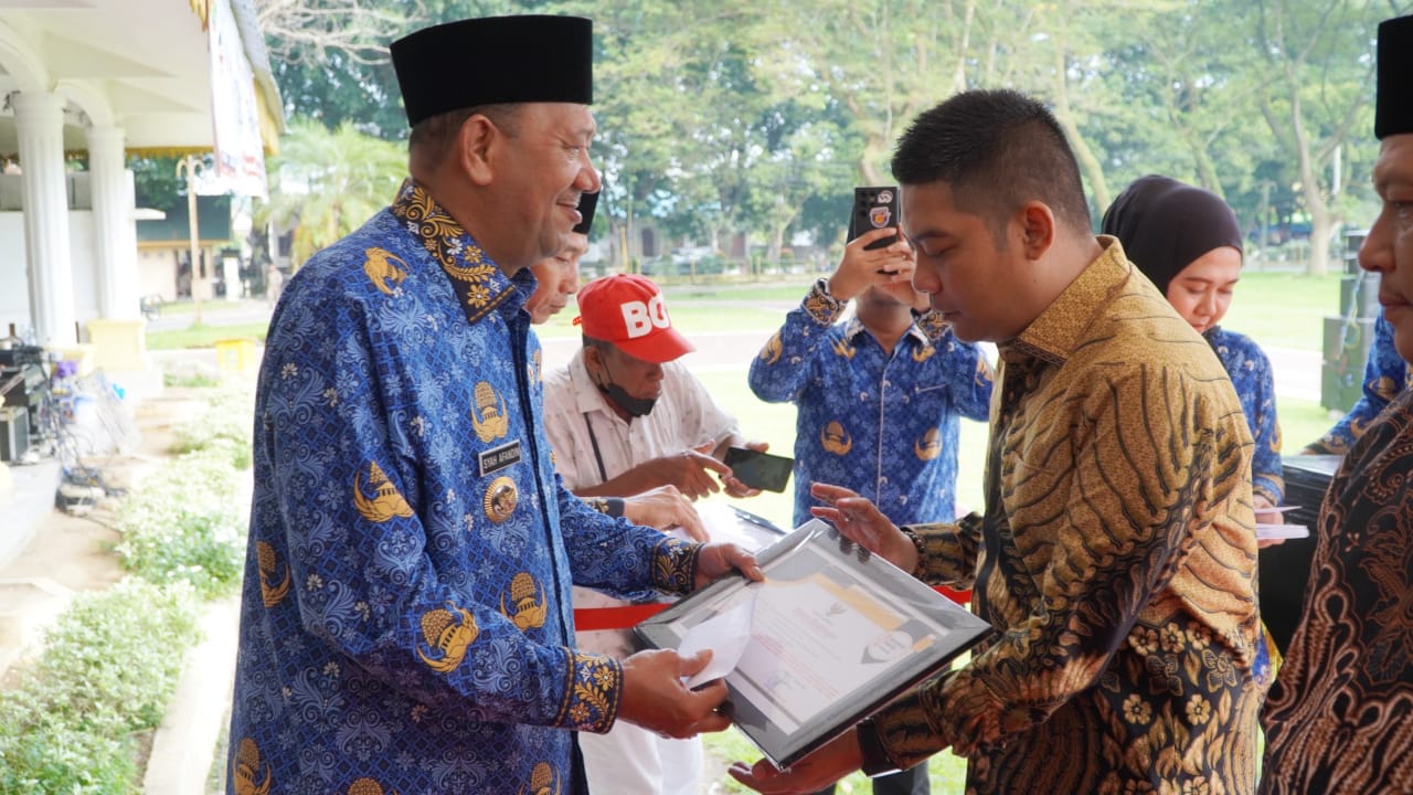 Bupati Langkat, Syah Afandin memberikan penghargaan kepada tokoh pemuda. (Diskominfo Langkat/Sumut Pos)