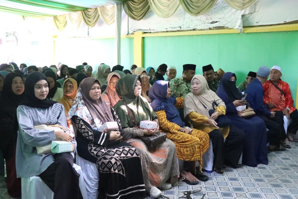 Guru ngaji yang menerima tali asih. (Diskominfo Binjai/Sumut Pos)